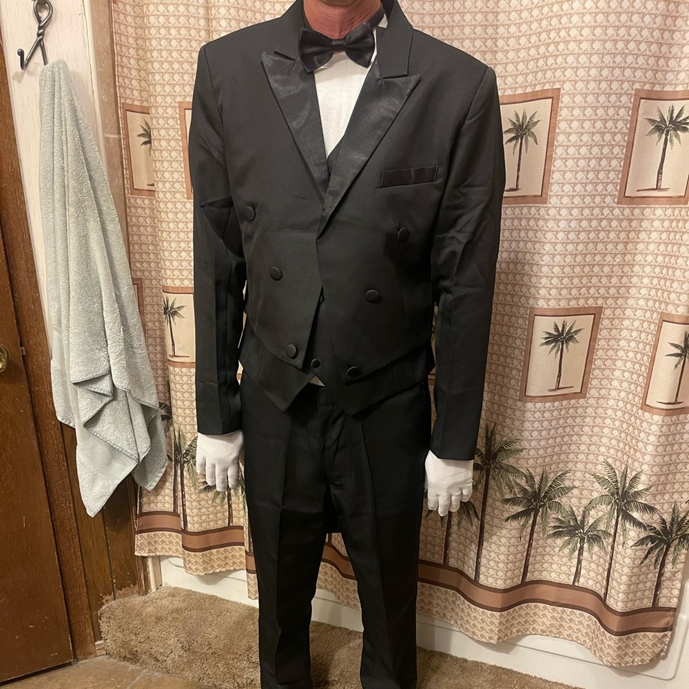 Men’s tuxedo comes with everything pictured size Large